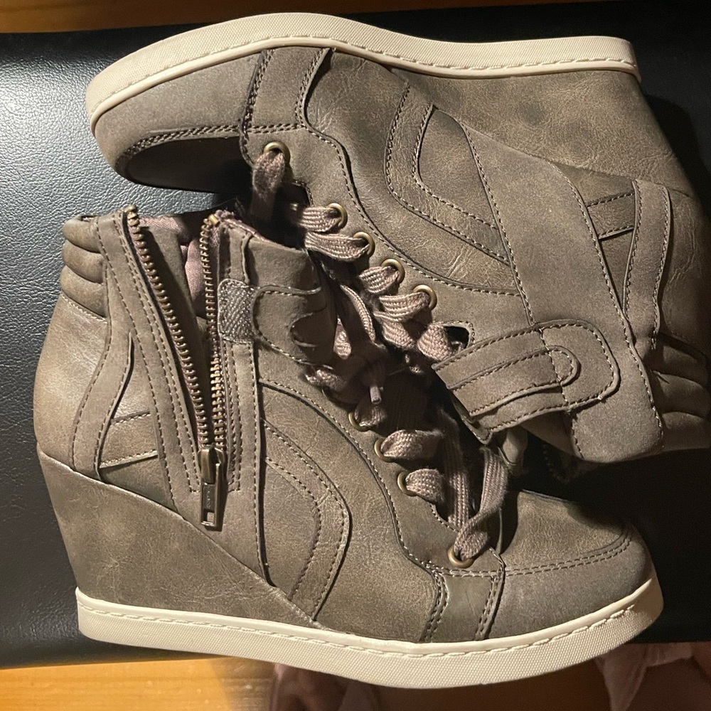 Cute ladies wedge heel sneakers in a size 8 greenish brownish color